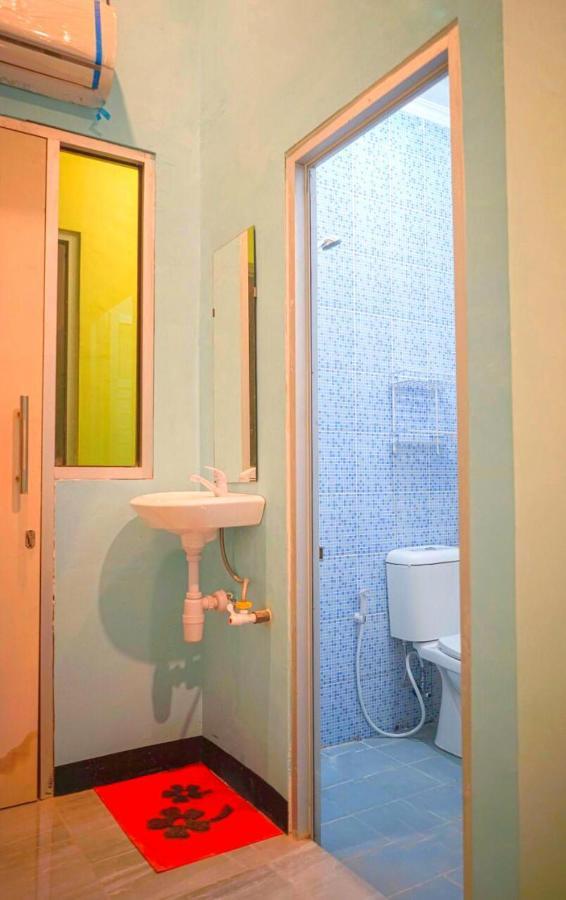 Roomz Budget Residence Semarang Bagian luar foto
